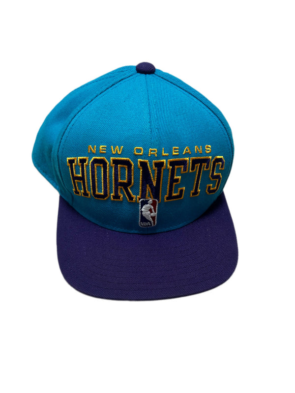 VINTAGE NEW ORLEANS HORNETS EMBROIDERED SNAPBACK HAT